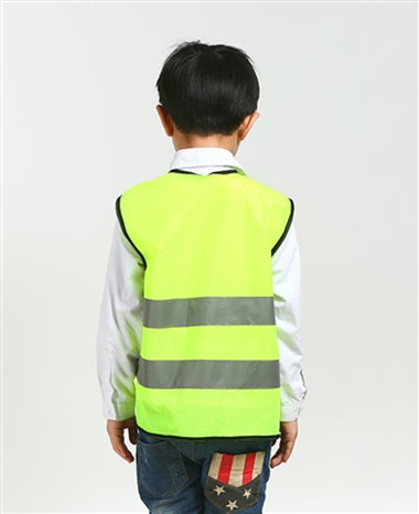 Mae gwisgo dillad fest diogelwch goleuol yn eich gwneud chi'n ddiogel i gael ...